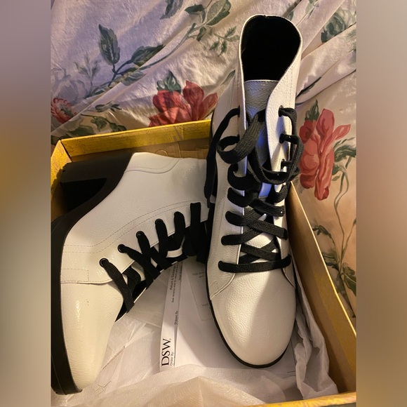 New In Box Women’s Mix No 6 White Combat Boots - Picture 3 of 4